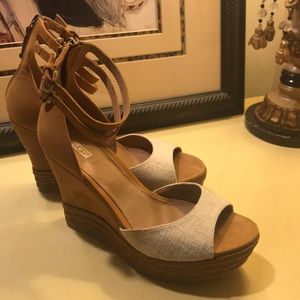 Ugg wedge sandal, double ankle strap, two tone.